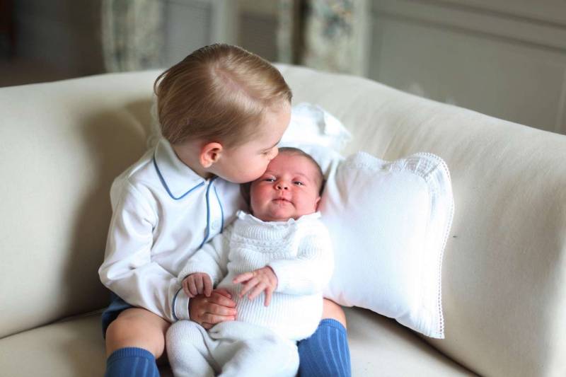 George e Charlotte di Cambridge: la prima foto dei Royal Baby insieme
