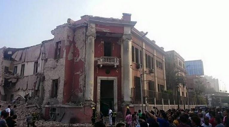 Egitto, bomba al Consolato italiano al Cairo: un morto. Isis rivendica l’attacco