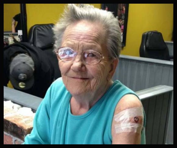 79enne fugge dalla casa di riposo per andare a tatuarsi