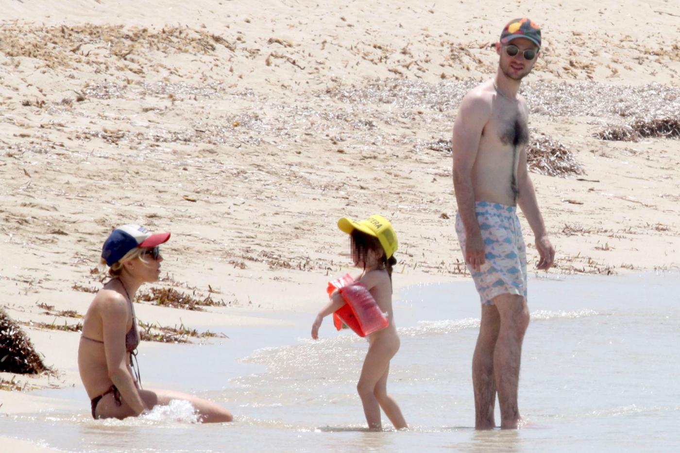 Sienna Miller in vacanza a Formentera con la figlia Marlowe e il compagno Tom Sturridge