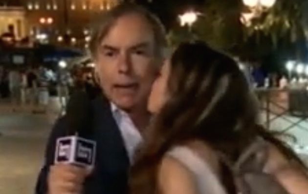 Giornalista del Tg1 ad Atene baciato in diretta da una manifestante