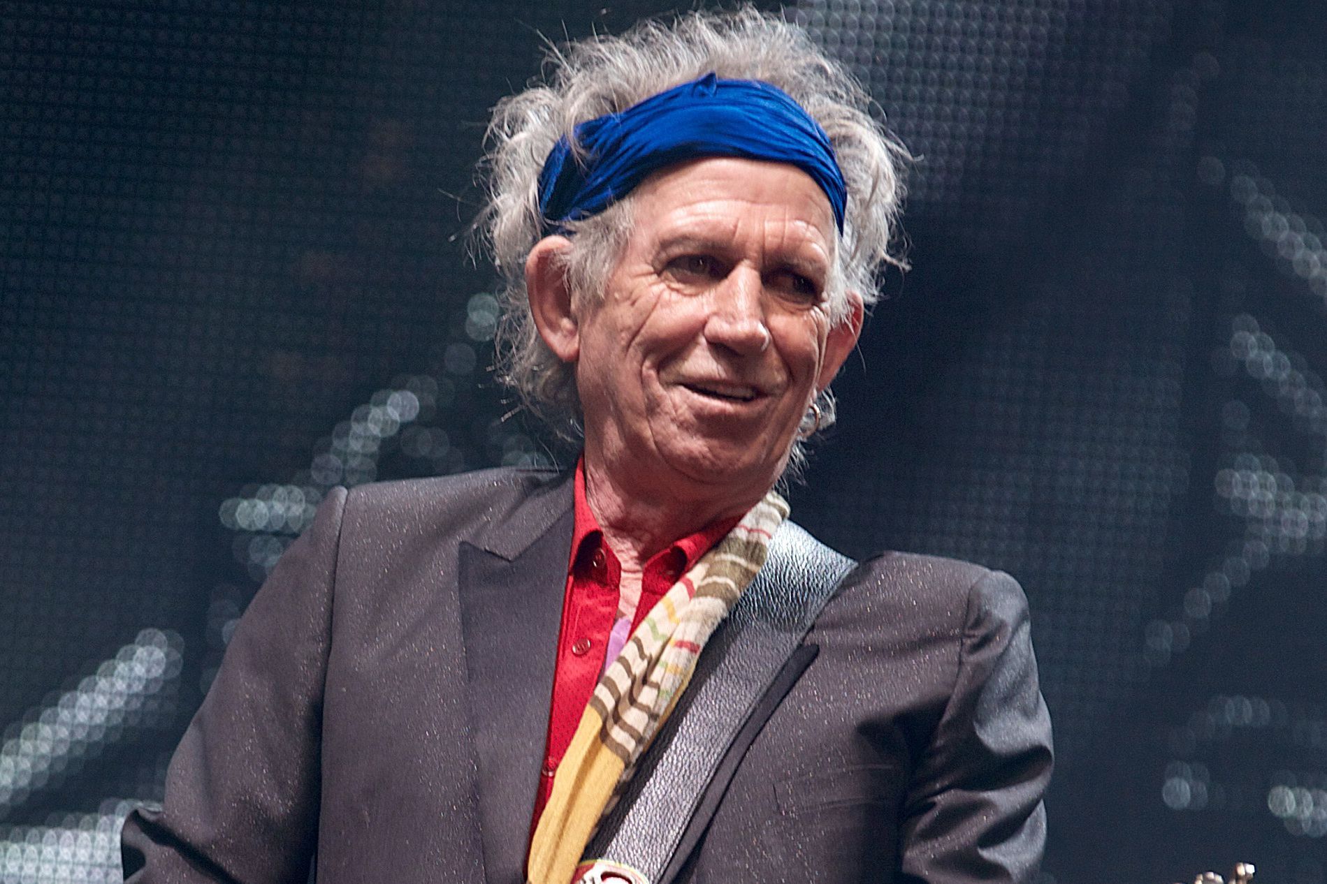 Keith Richards fuma marijuana ogni mattina: il chitarrista dei Rolling Stones perde il pelo ma non il vizio