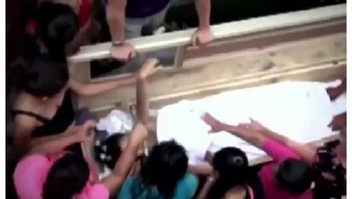 ”E’ stata sepolta viva”, familiari aprono la bara per salvarla
