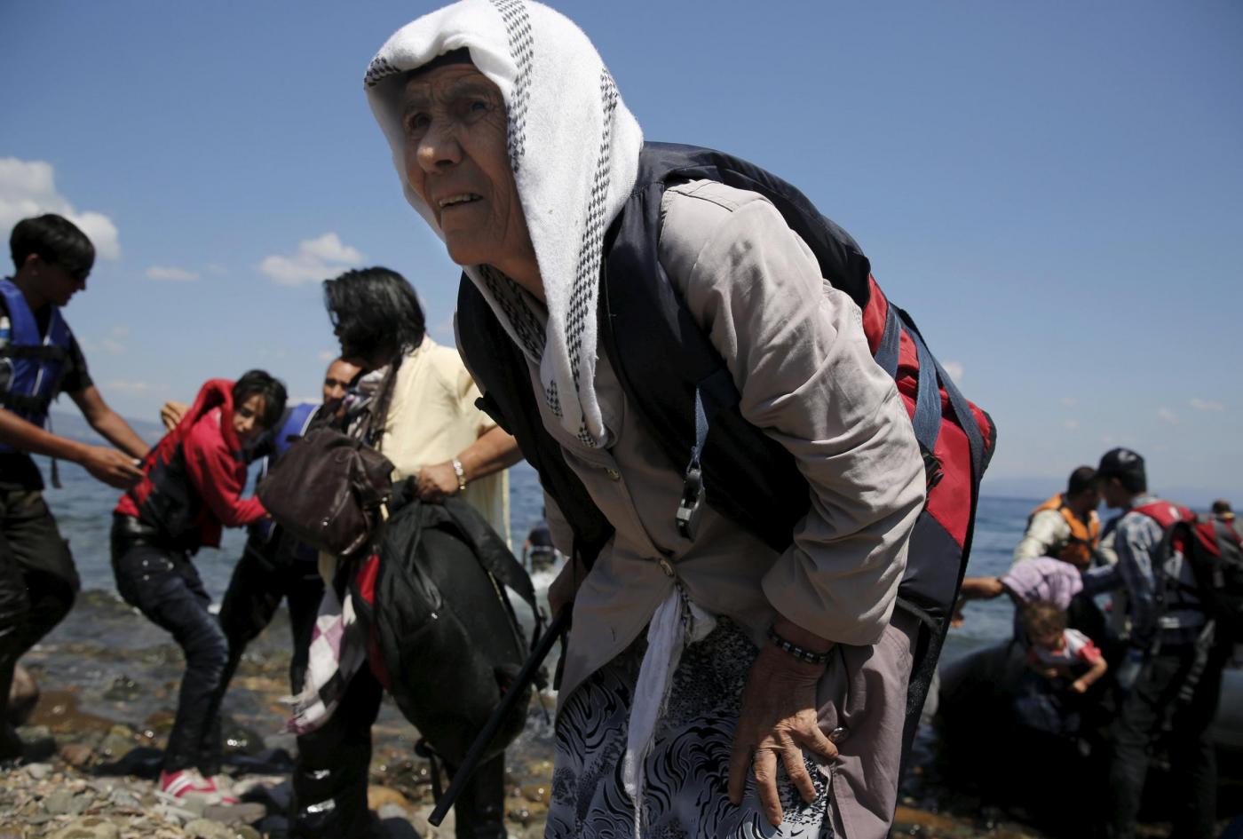 In fuga dalla guerra: giovane spinge la nonna in carrozzina dall’Afghanistan