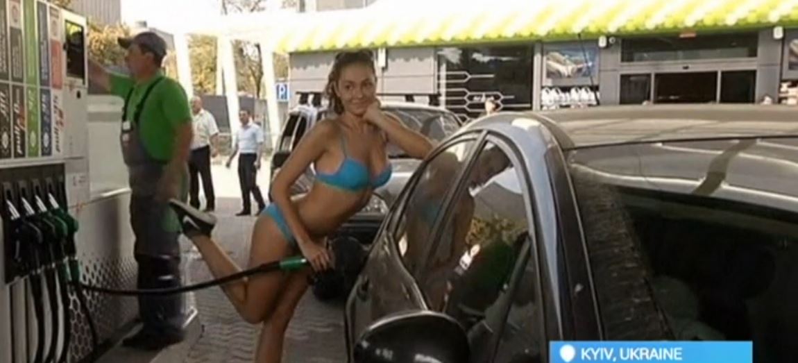 Benzina gratis: succede in Ucraina se ti presenti in bikini