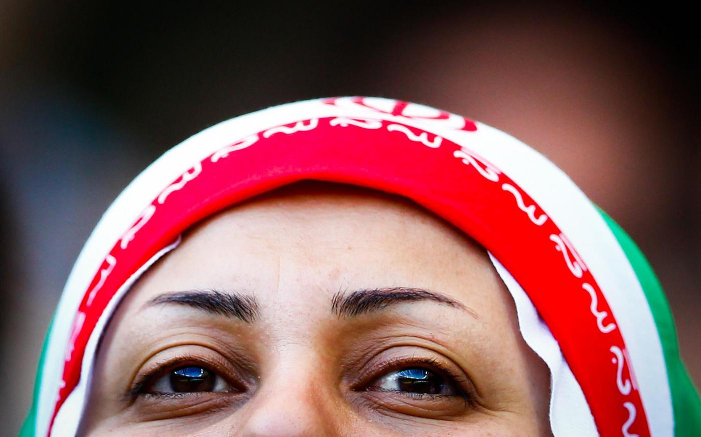 Calcio, la nazionale iraniana femminile con 8 uomini nascosti dal velo?