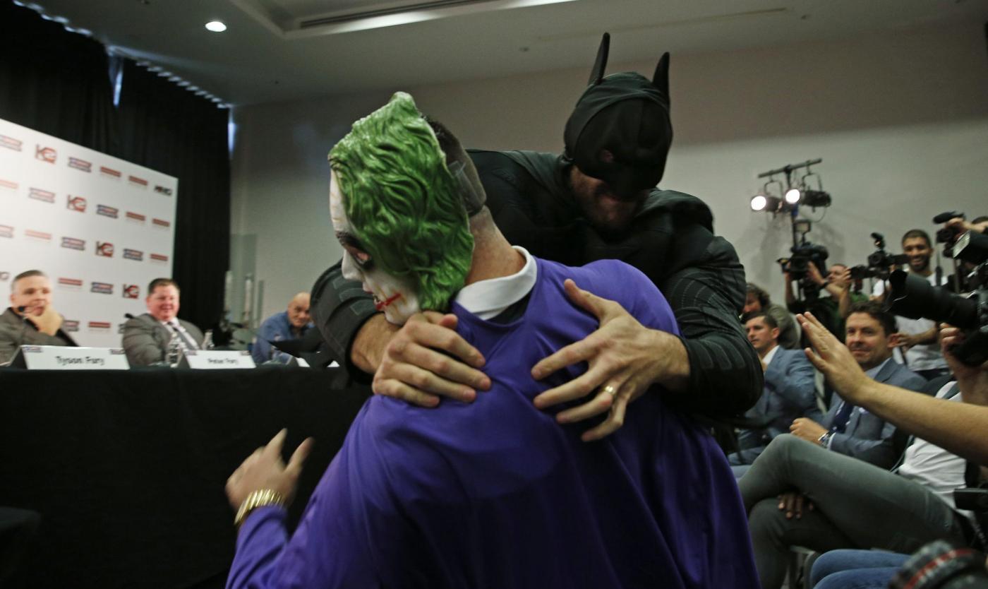 Boxe, Tyson Fury si veste da Batman e combatte Joker