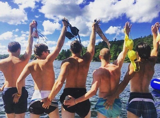 Brosbeingbasic su Instagram: selfie di uomini che ricreano cliché femminili