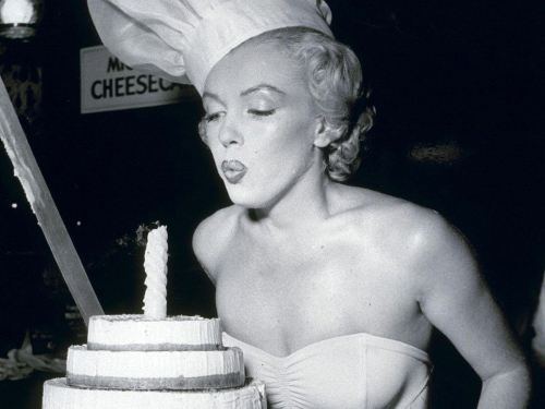 ‘Happy Birthday’ cantata da artisti famosi: dal glamour di Marilyn Monroe al punk dei Ramones