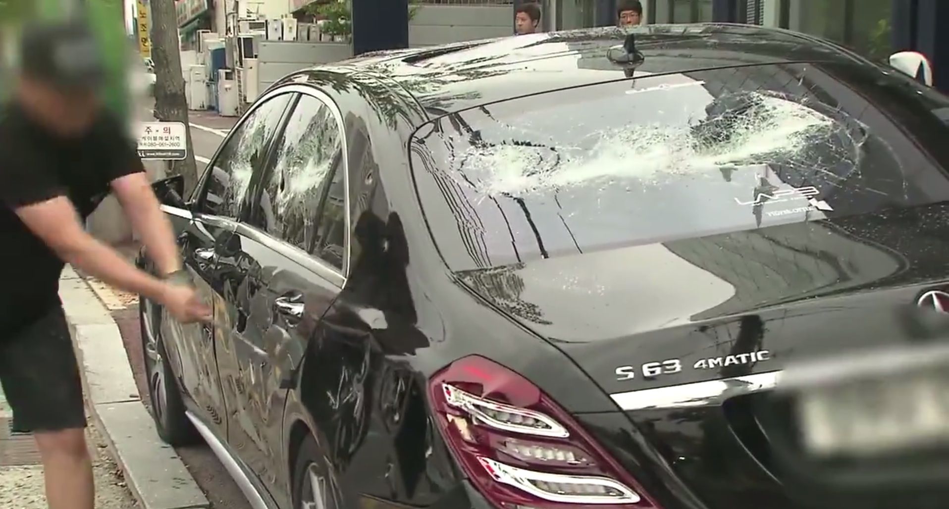 Mercedes S 63 AMG: distrutta a colpi di mazza dal proprietario