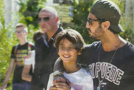 Fabrizio Corona in vacanza con il figlio Carlos in un parco giochi fuori Roma