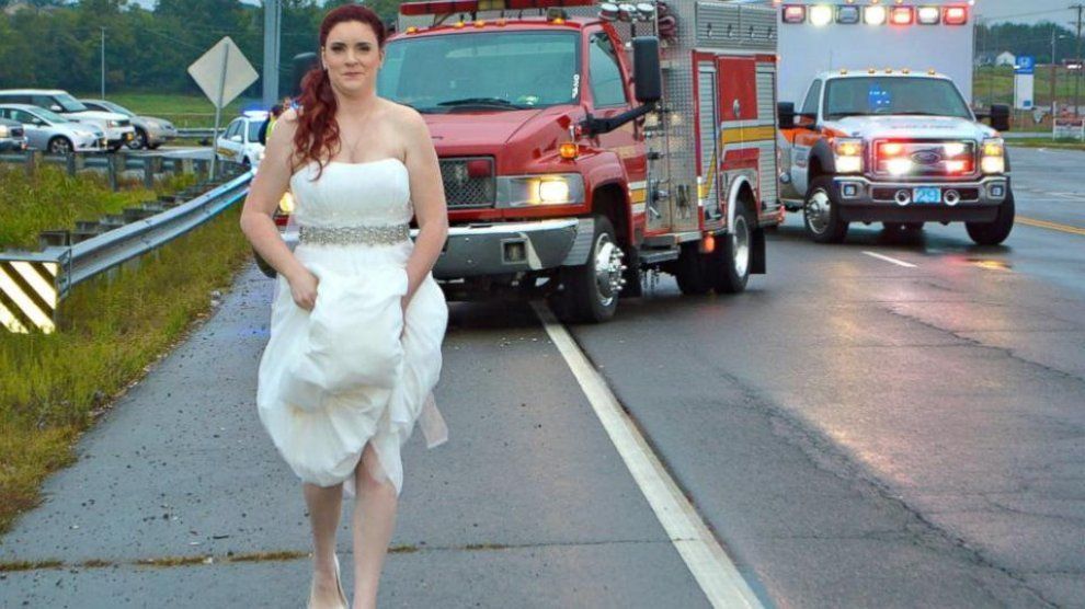 Sposa paramedico lascia la cerimonia di nozze per soccorrere feriti