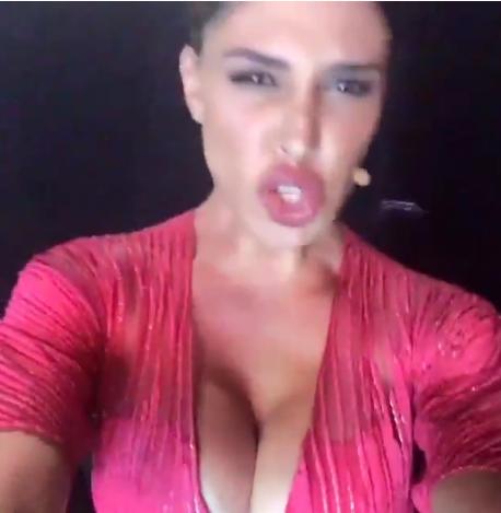 Belén Rodriguez mostra il décolleté: il video su Facebook per dire basta  alle critiche | Nanopress
