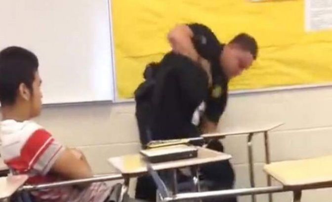 Poliziotto americano picchia studentessa di colore in classe
