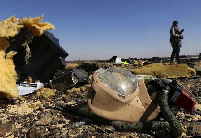 Aereo precipita in Sinai, secondo gli USA è stata una bomba dell’Isis: la Gran Bretagna blocca i voli