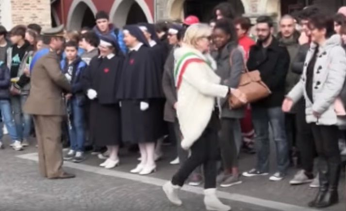 Il sindaco non stringe la mano alla studentessa di colore: è scandalo in Veneto