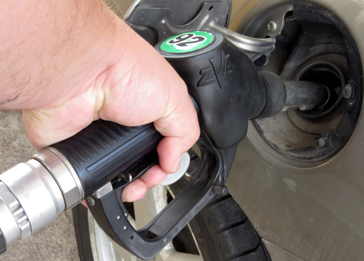 Petrolio ai minimi storici, ma benzina più cara del 30%