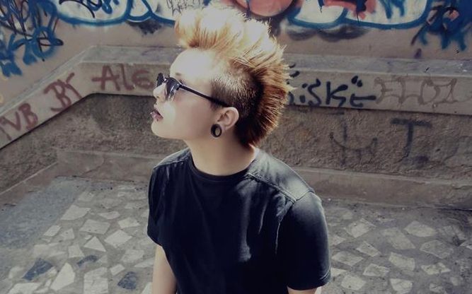 Ilaria Boemi mostra sulla spiaggia