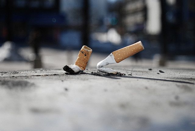 Multe per sigarette a terra