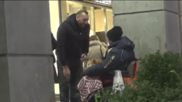 I regali di Natale di Damiano Cavadi ai senzatetto di Milano