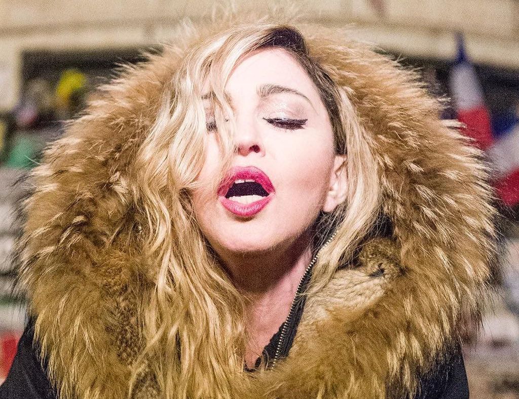 Madonna a Parigi: concerto a sorpresa in Place de la Republique per ricordare il 13 novembre