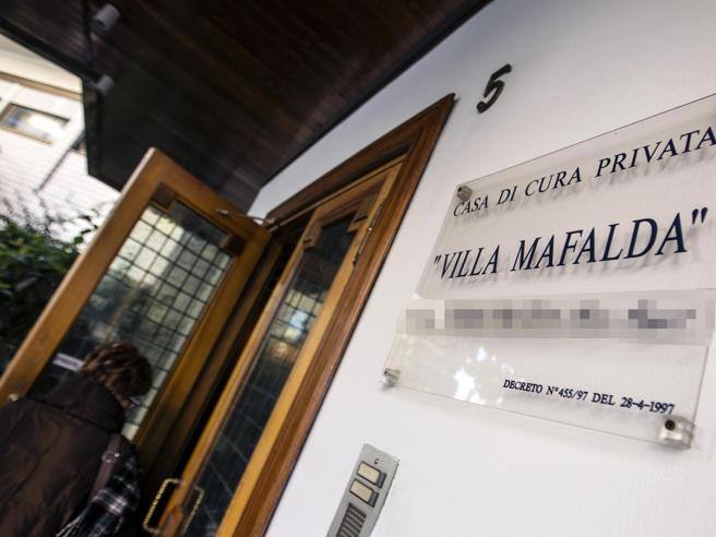 Bimba muore l'anestesista era al bar