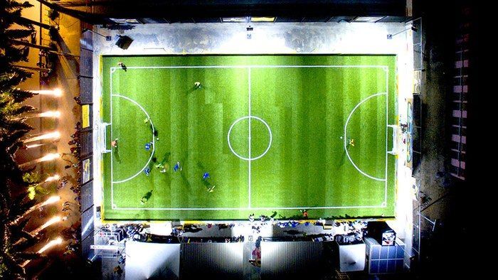 Campo calcio alimentato dai passi