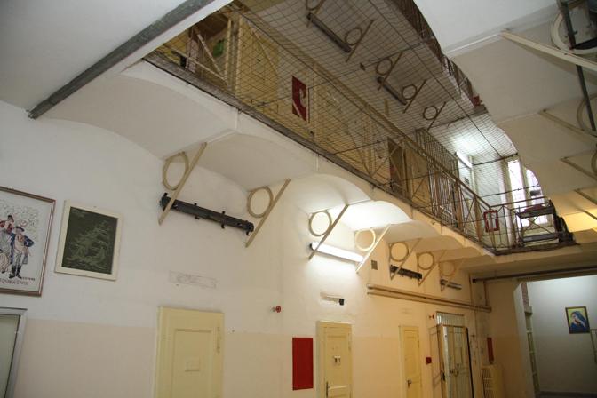 Droga in carcere con i droni: scatta l’allarme nel penitenziario di Bari