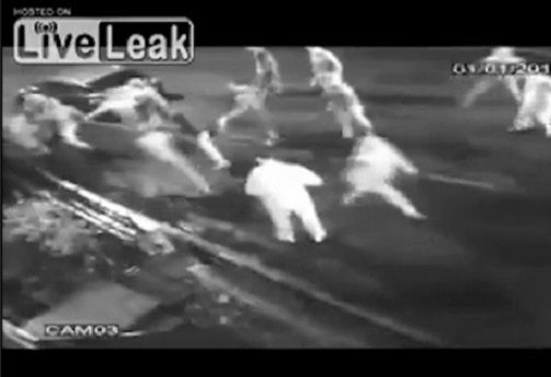 Padre di famiglia preso a botte