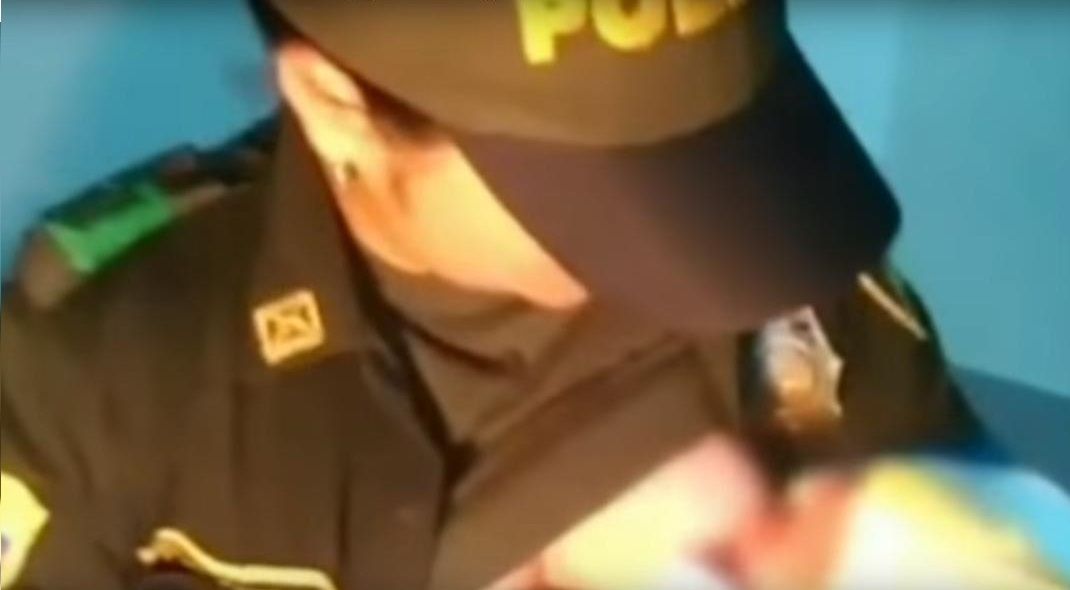 Poliziottasalva neonato allattandolo
