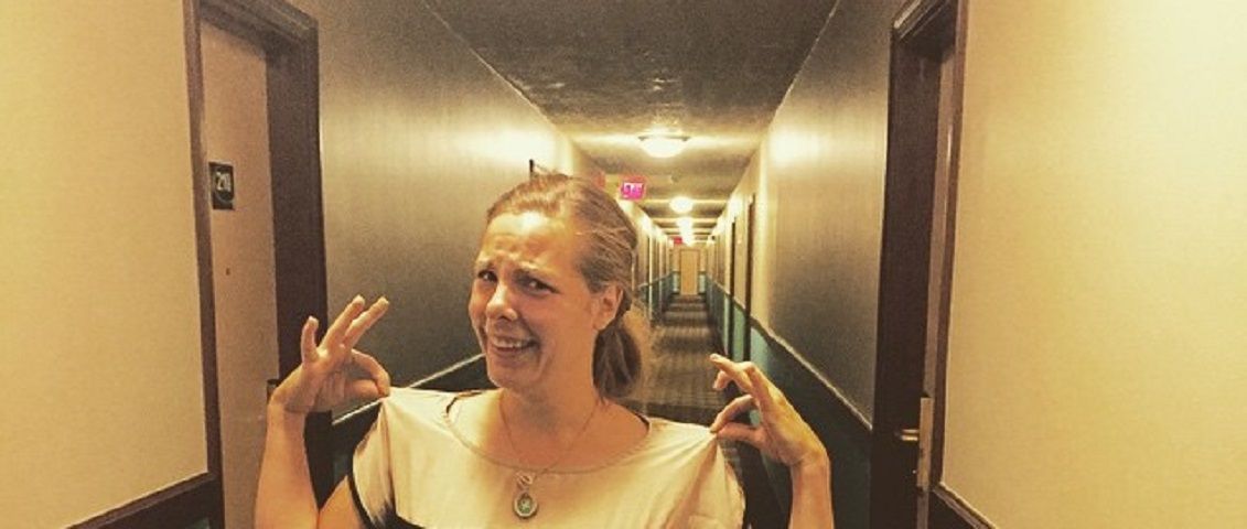 Ragazza con maglietta come il corridoio