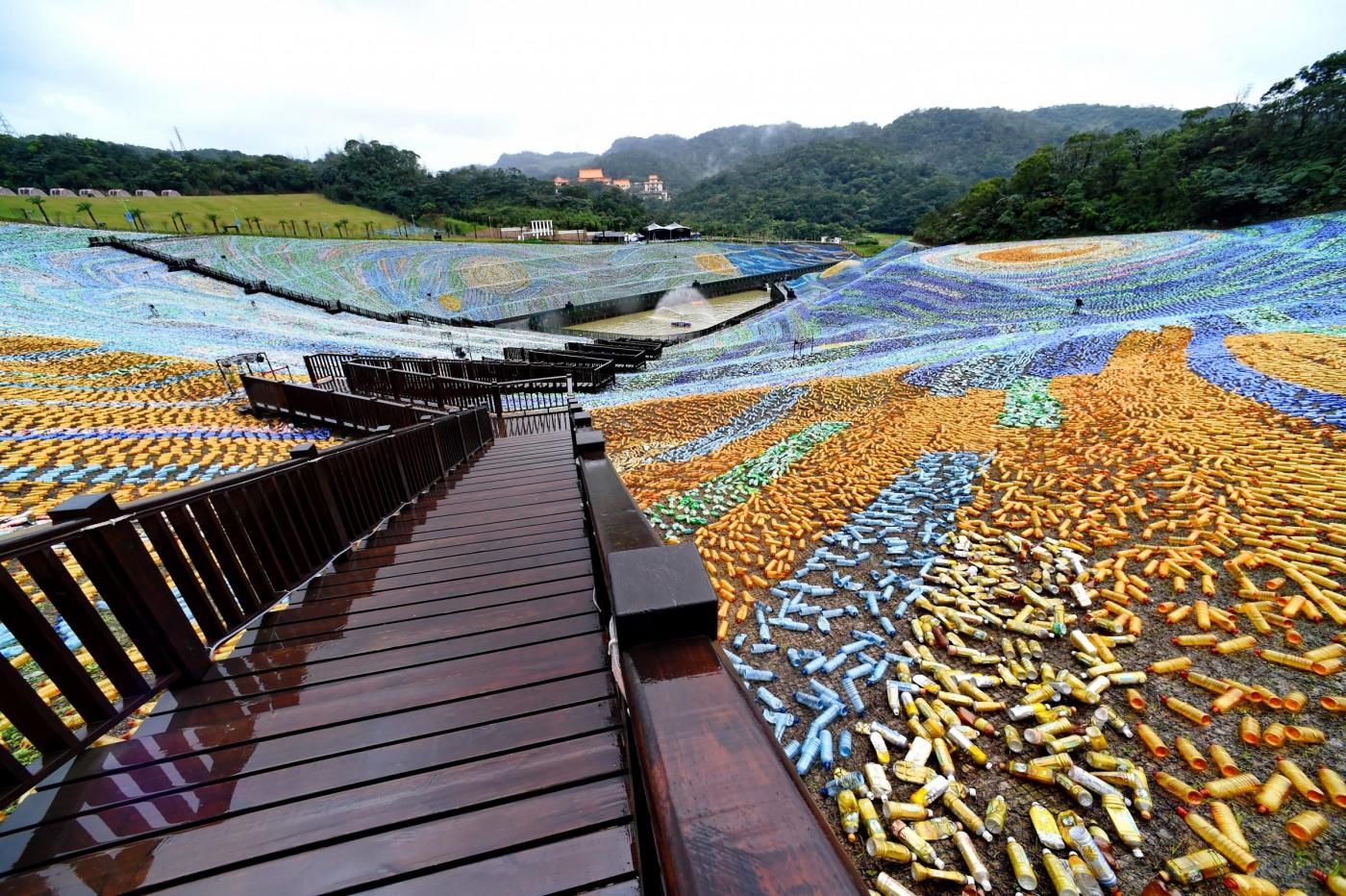 Mosaico Van Gogh: ‘Notte stellata’ riprodotta in Cina con bottiglie di plastica riciclata
