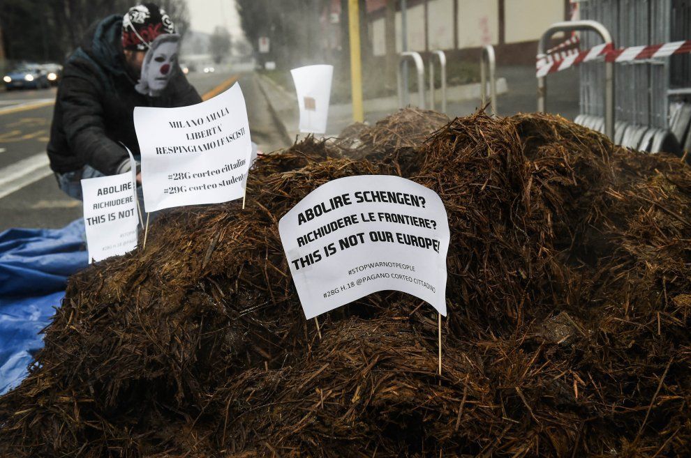 Letame all'incontro Salvini-Le Pen