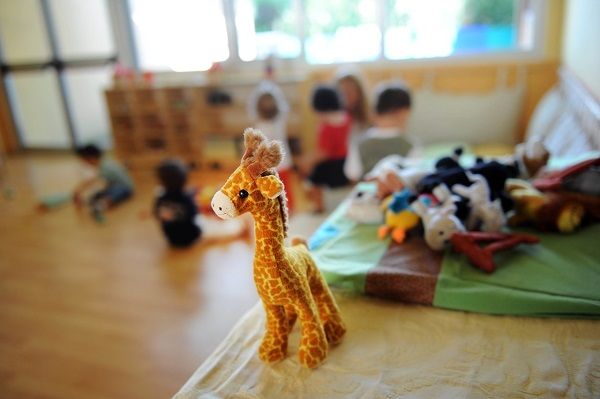 Pisa maltratta i bimbi, arrestata