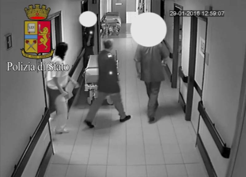 Travestito da medico ruba in ospedale