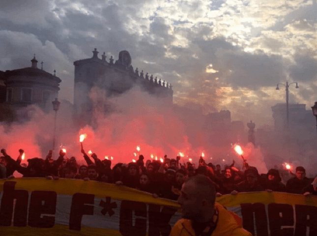 Ultrà Galatasaray a Roma: bombe carta e accoltellamenti prima della partita