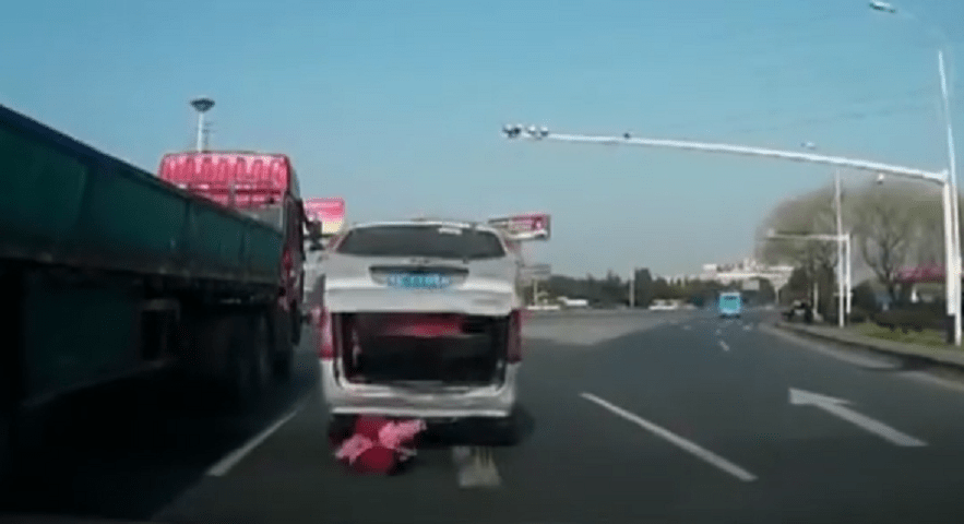 Bambino cade da un’auto nel traffico in autostrada
