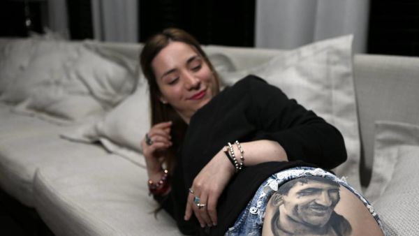 Ragazza si tatua la faccia di Messi sul corpo