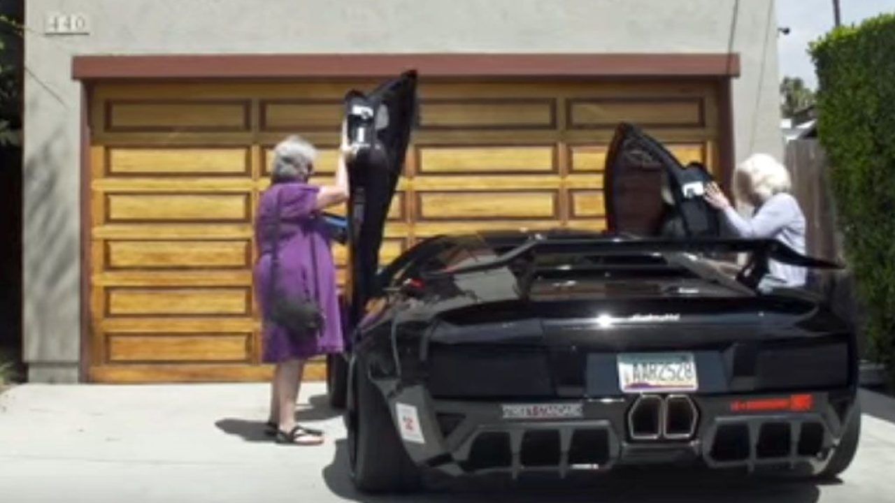 Video divertenti auto: due nonne sulla Lamborghini | Nanopress