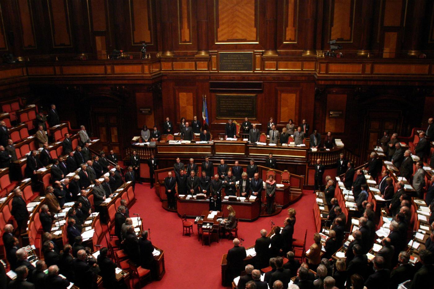 Stipendi parlamentari italiani più bassi: ora guadagnano ‘solo’ 122 euro l’ora