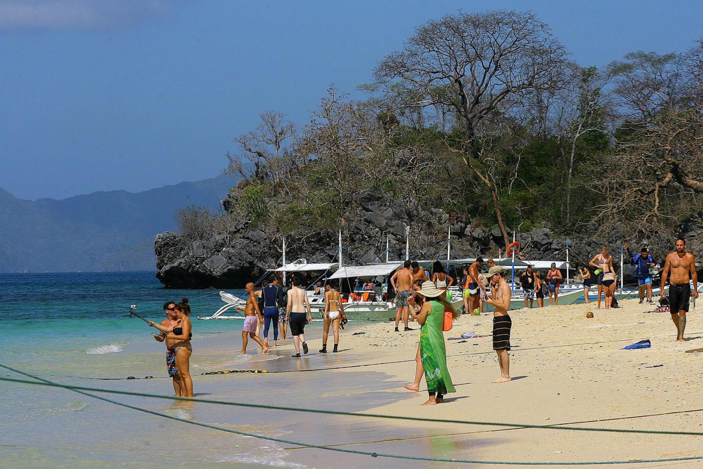 Filippine, turisti in vacanza al Secret Laguna