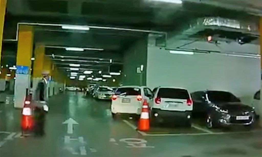 Parcheggi strani: la peggiore manovra del mondo [VIDEO]