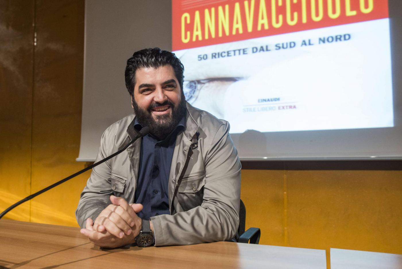 Antonino Cannavacciuolo zittisce uno spettatore maligno al Salone del Libro
