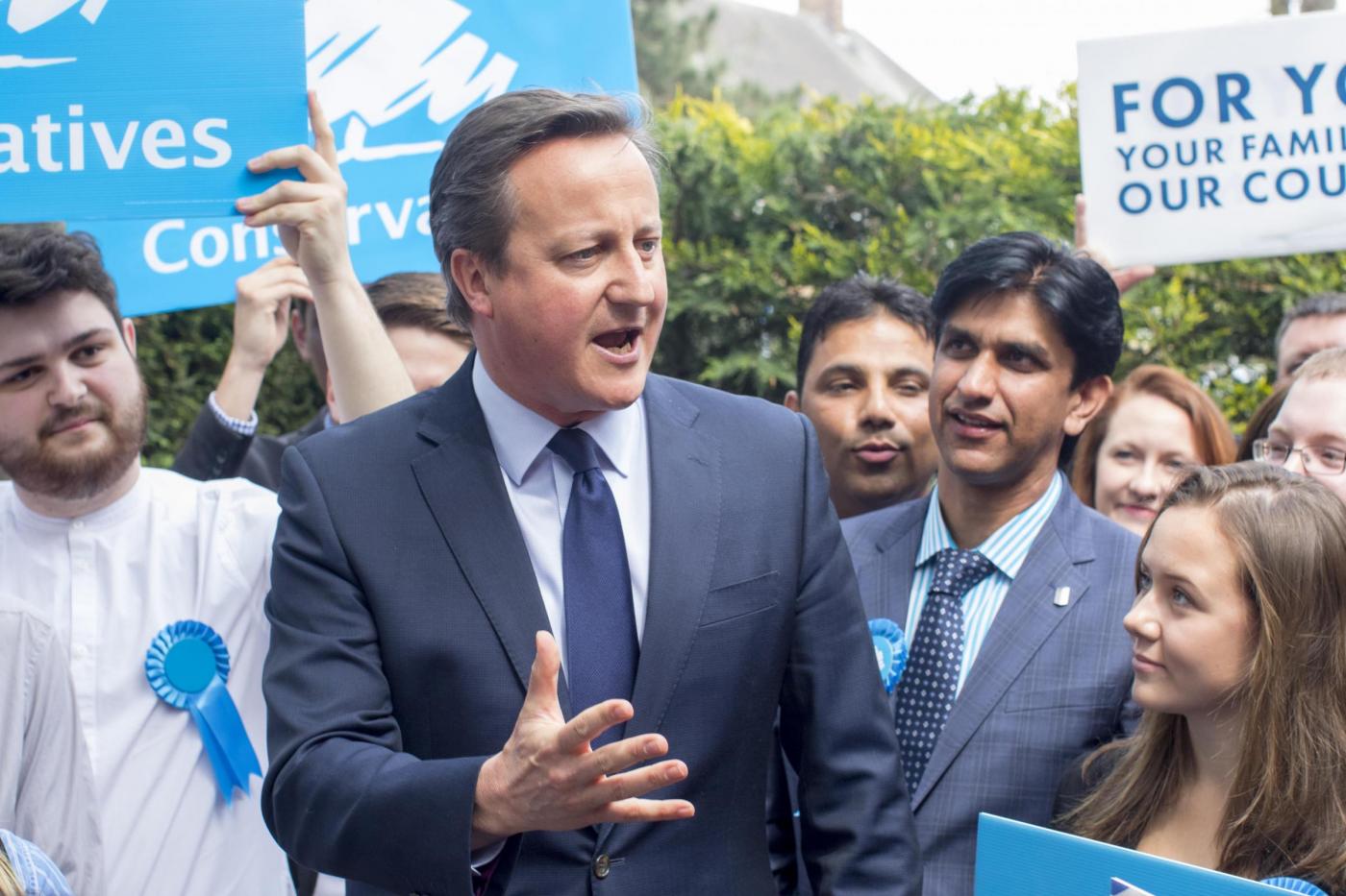 Cameron incontra consiglieri locali a Peterborough per congratularsi del successo elettorale.