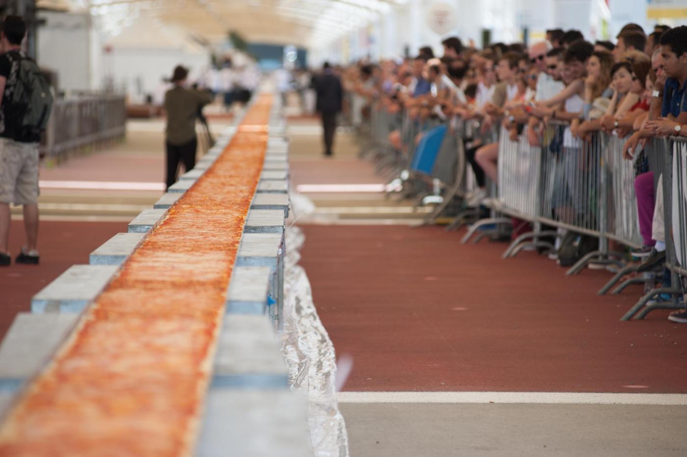 A Napoli la pizza più lunga del mondo per entrare nel Guinness dei primati