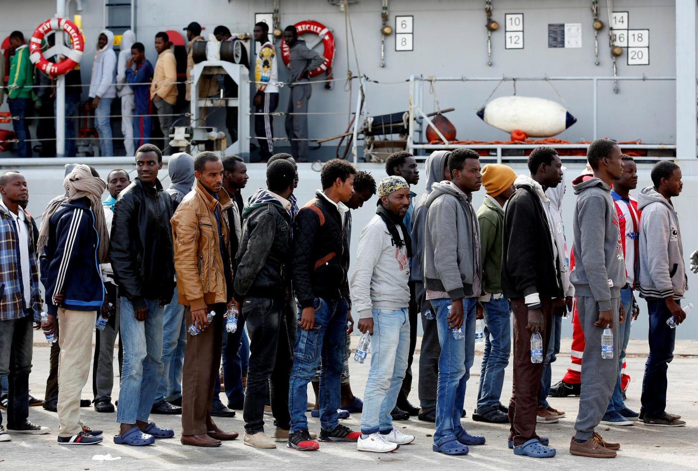 Migranti sbarcano al porto di Augusta in Sicilia