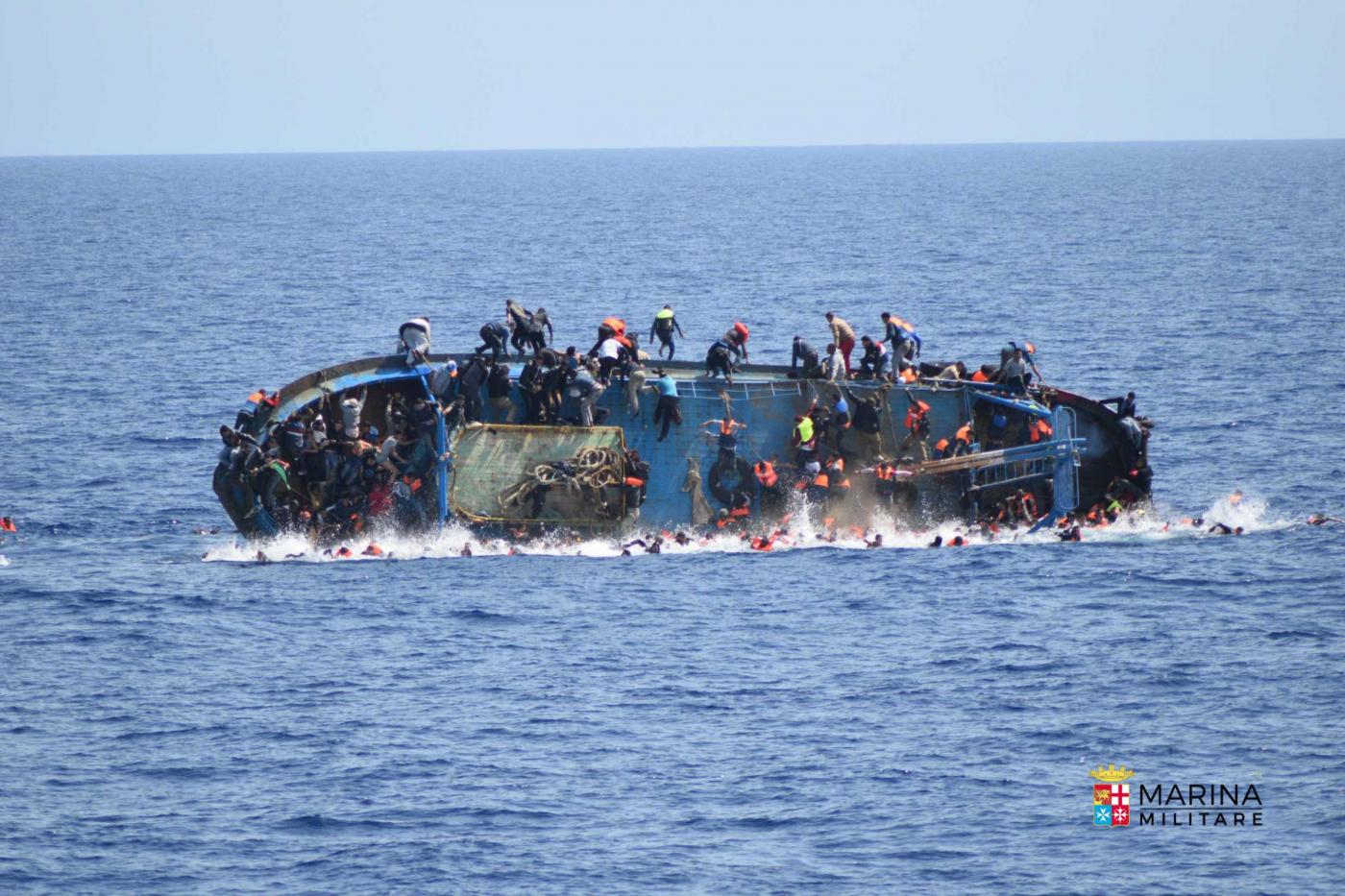 Le navi Bettica e Bergamini salvano oltre 500 migranti al largo delle coste libiche