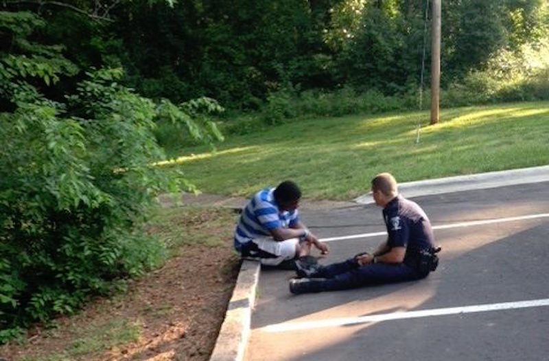Poliziotto aiuta ragazzo autistico che minaccia il suicidio: la foto diventa virale