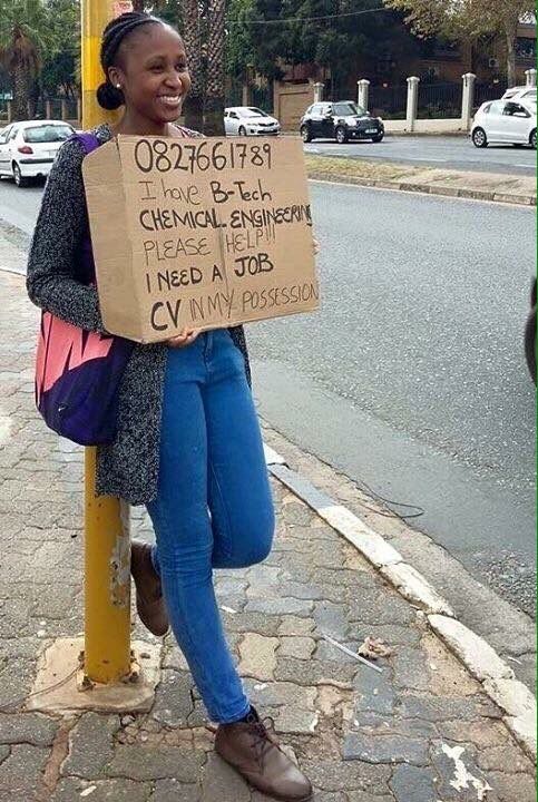 ragazza sudafricana cerca lavoro al semaforo