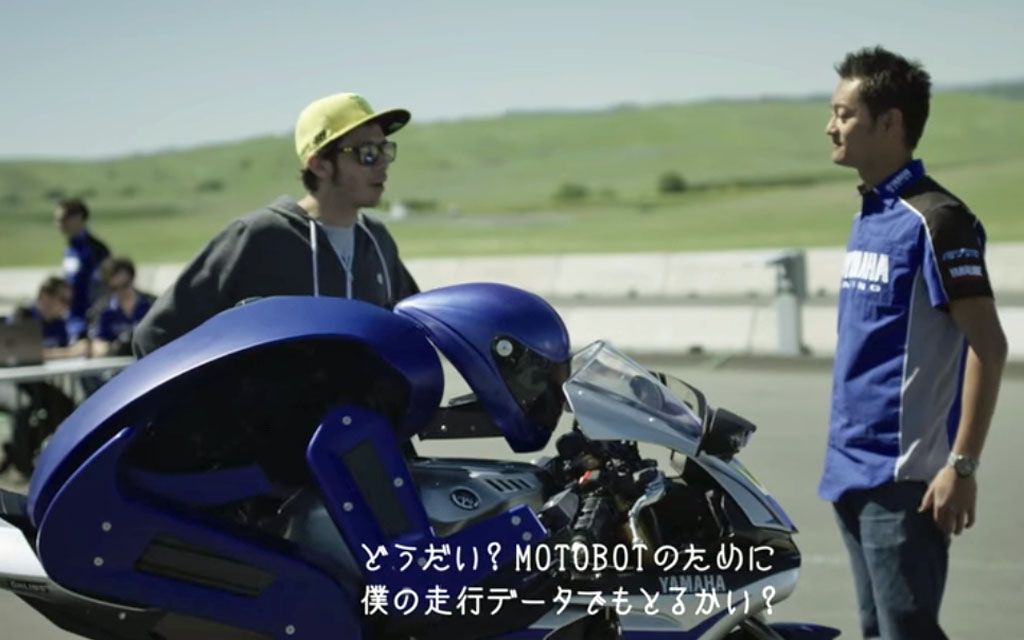 Valentino Rossi accetta la sfida del robot Yamaha